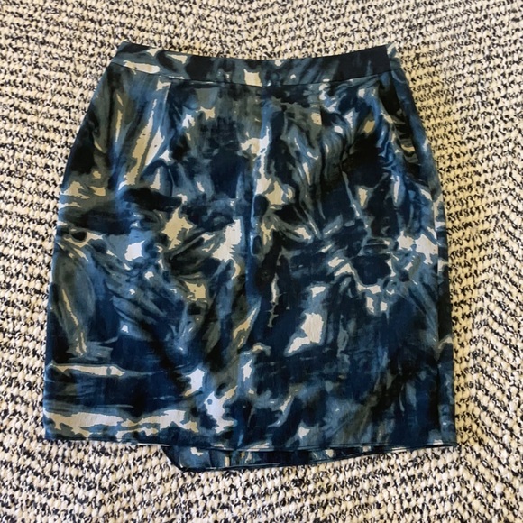 Ann Taylor printed silk skirt - Picture 2 of 4